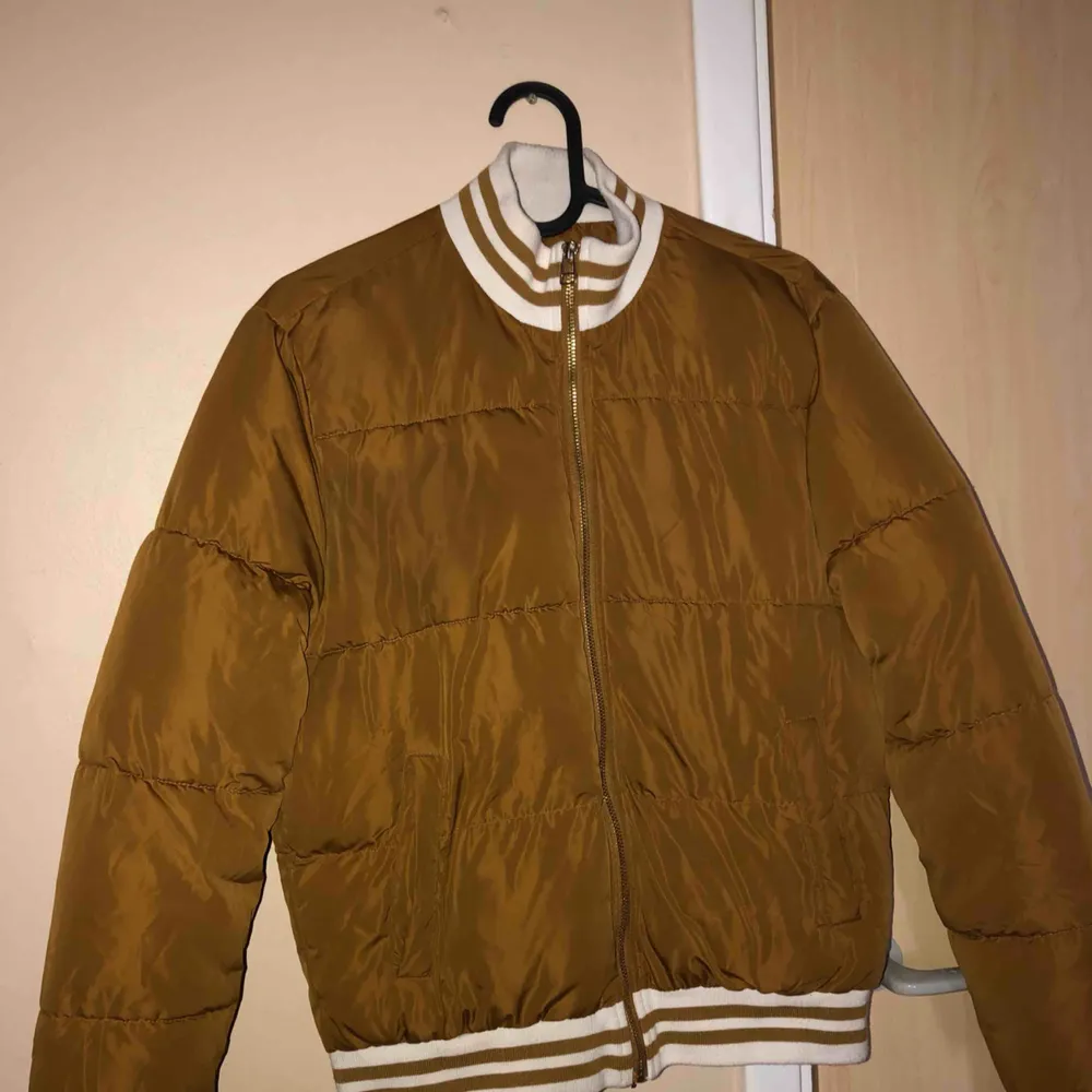 Säljer denna jackan från forever 21. Jackan passar inte mig längre , har bara använt 3 gånger 😩. PS : köparen står för frakt 🤠🤠. Jackor.