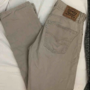  - Snygga beiga Levi’s-jeans i modell 551. Köpta second hand. Möts upp i Sthlm eller fraktar mot fraktkostnad.