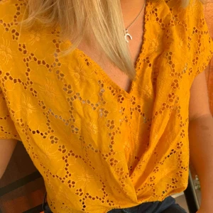  - Snygg topp från Zara i spets, lite kortare modell Frakt tillkommer