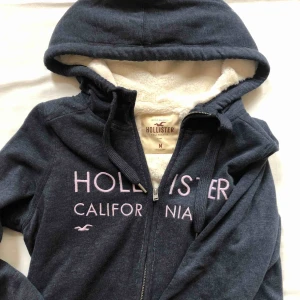  - Oanvänd hoodie från hållister. Mycket varm och mysig fodrad! 