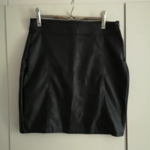  - Svart skinnkjol från Ginatricot! Supersnygg tight med dragkedjor på sidan 😍  I priset ingår frakt 🌻