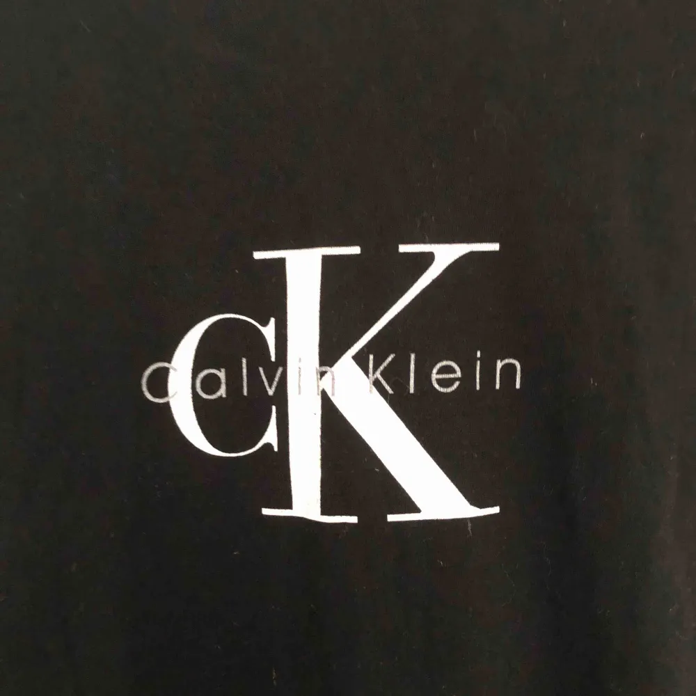 Säljer en svart t-shirt ifrån Calvin Klein. Vet inte storleken då jag tidigare klippt bort lappen men funkar till XS-M beroende på hur du vill att den sitter. Bra skick och inte mycket använd.. T-shirts.
