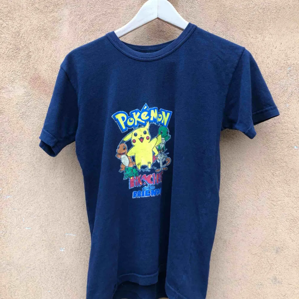Äldre T-shirt Pokémon från tidigt 2000-tal. Några hål på framsidan i nederkant . T-shirts.
