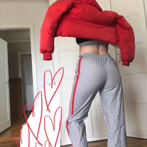  - Retro/vintage byxor från Strato!❣️Köpte på Beyond Retro, men aldrig använda av mig! Öppningsbara (se bild 3). Står ingen storlek men dom är väldigt tajta på mig med M, passar nog bäst S.✨ FRI FRAKT