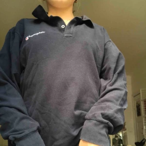  -  Super cool långärmad piké tröja från champion, färgen marinblå