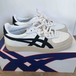  - Asics sneakers använda ca 5 ggr. Möts upp i Stockholm annars tillkommer frakt!