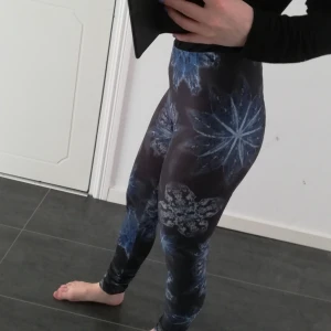  - Snygga mönstrade tights från Lindex. Använda men i bra skick. Köparen står för frakt 🌷💮