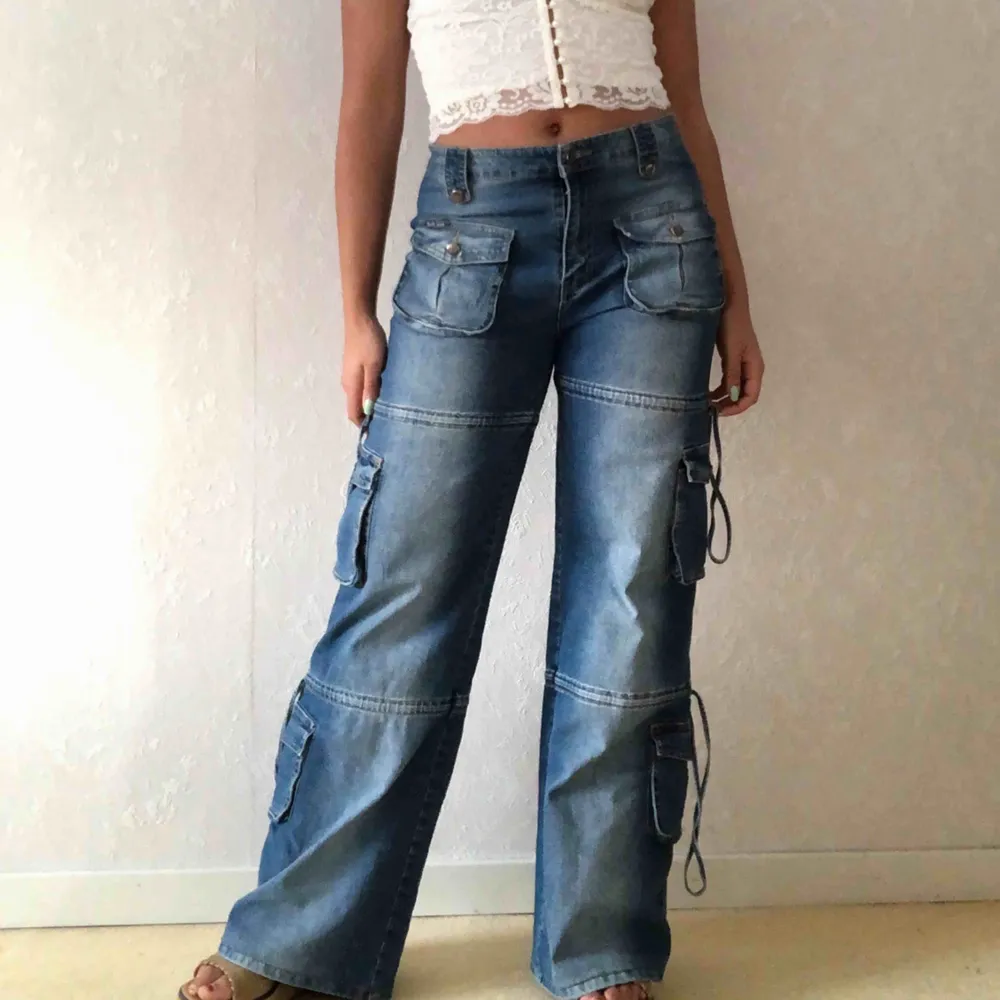 Riktigt coola jeans från 90-talet. Säljer då de är lite för långa för mig(165cm). Modellen på sista bilden är 177 cm. De är mjuka och sköna och har lite stretch. ☀️ fri frakt. Jeans & Byxor.