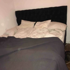  - Jag säljer min 180 säng! Som bilden visar finns rivmärken i ena hörnet då katt finns i hemmet och därav priset. Annars i gott skick! Sängen kostar 1500:- och även den svarta sänggaveln i sammet kostar 1500:- (Den är nyskick och priset för den var 2700:-