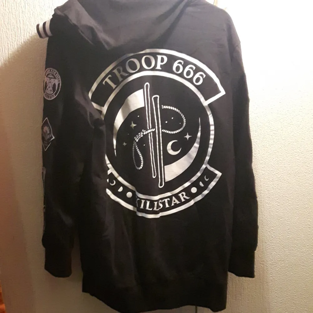 Hood från Killstar! Använd en endast en gång. Flera patches på armarna. Luva och snörning som slips eller rosett. 💜  Frakt tillkommer vid köp!   . Hoodies.