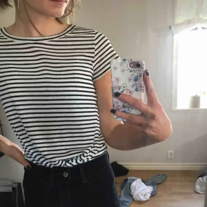  - svart vit randig tshirt ifrån lindex! endast swish & frakt tillkommer!