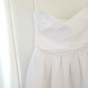  - Jätte fina vit klänning från ONLY, strl 34. Använd en gång & supert fint skick! passar xs-s.