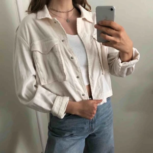  - Gräddvit vår/sommarjacka! Material lite liknande linne, men är säkert någon blandning av bomull och polyester. Knappt använd. För mer info se min profil eller skriv! :-)