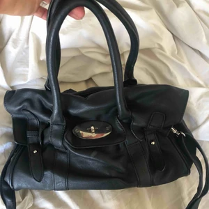  - Svart handväska i medelstorlek med silvriga detaljer. Lite mulberry liknande 