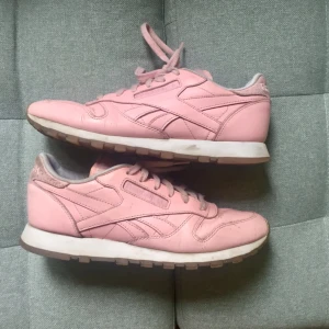  - Rosa gympaskor från Reebok! Otroligt sköna och snygga!   Tar endast swish! Köparen betalar frakt på 80kr!