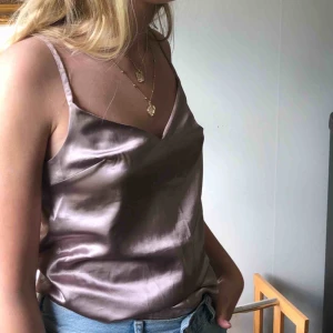  - Snygg topp i satin från Nelly. Nästan aldrig använd och i bra skick. Köparen står för frakt😊