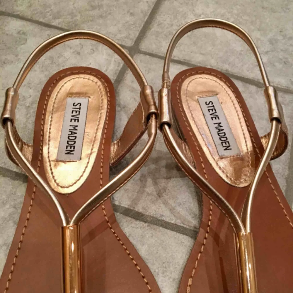 Ett par supersköna Steve Madden sandaler som använts ett fåtal gånger. Säljer pga för små. Kan mötas i Stockholm. Skriv till mig om det är något du undrar över☀️. Skor.