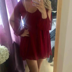  - Luftig, vinröd tunika/klänning. Använd fåtal gånger, bra skick. Går att använda som klänning eller som tunika. 🌟 funkar både till fest & vardag!