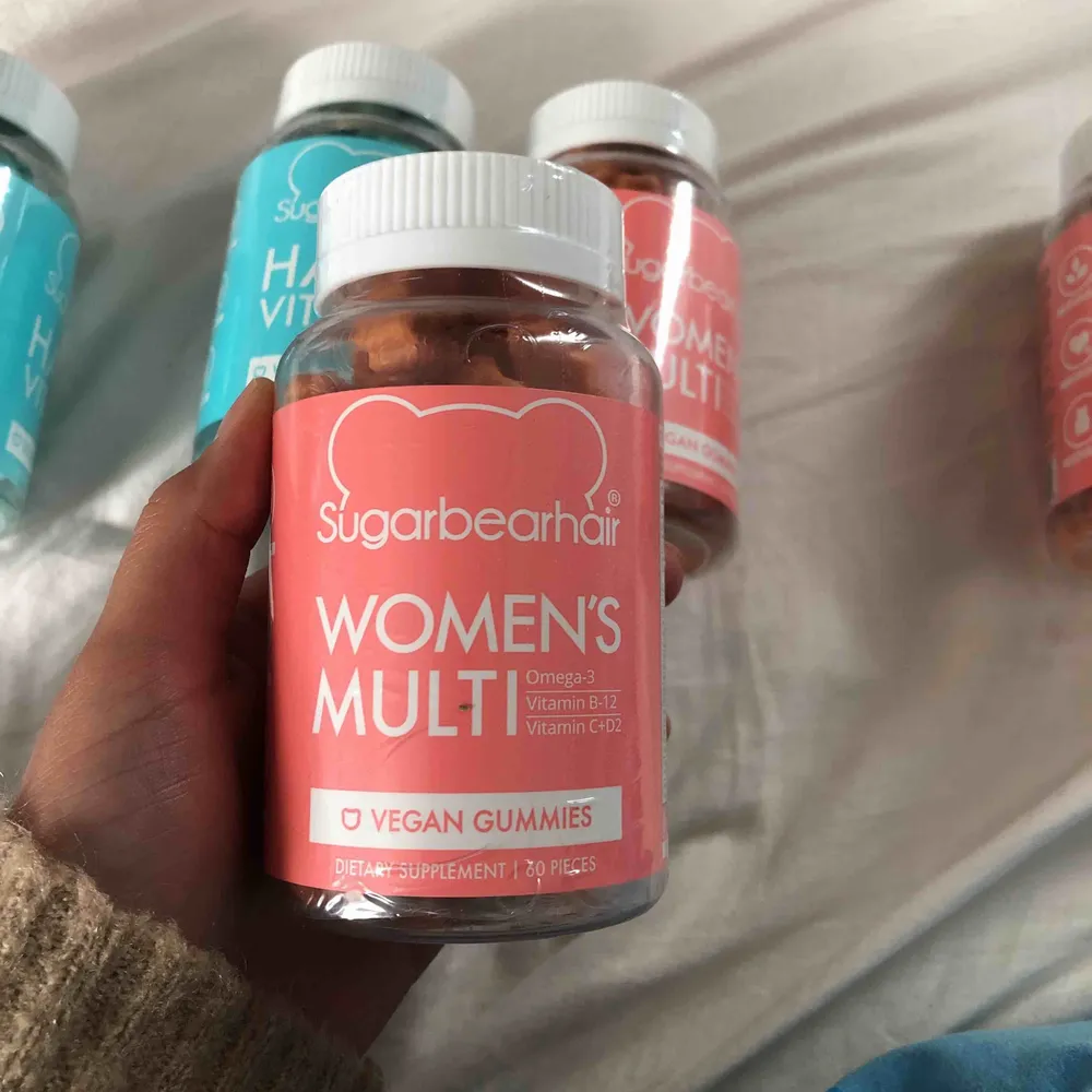 Sugar bear hair vitamins, helt nya (ej öppnat)  3 stycken women’s multi vitamins och 2 stycken hair vitamins.  Priset per stycke 300kr ( köparen står för frakten ) Priset för 5 stycken är 1550 kr med frakt  Priset kan diskuteras. . Övrigt.