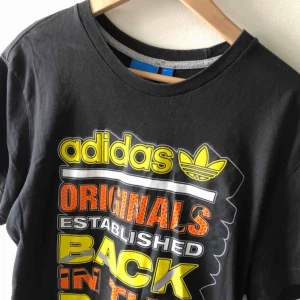  - T-shirt adidas kan hämtas i Uppsala eller skickas mot fraktkostnad 