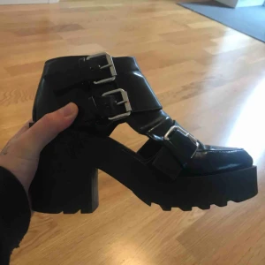  - så snygga skor från divided. köpta ett tag sedan, men är nästan som nya. skorna är i storleken 36, men passar även 37 :) super bekväma och perfekta för vår/sommar med hålet. <333