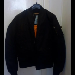  - Jacka ifrån alpha industries, i gott skick, köpt för 1400 kr nu 250,priset kan diskuteras!