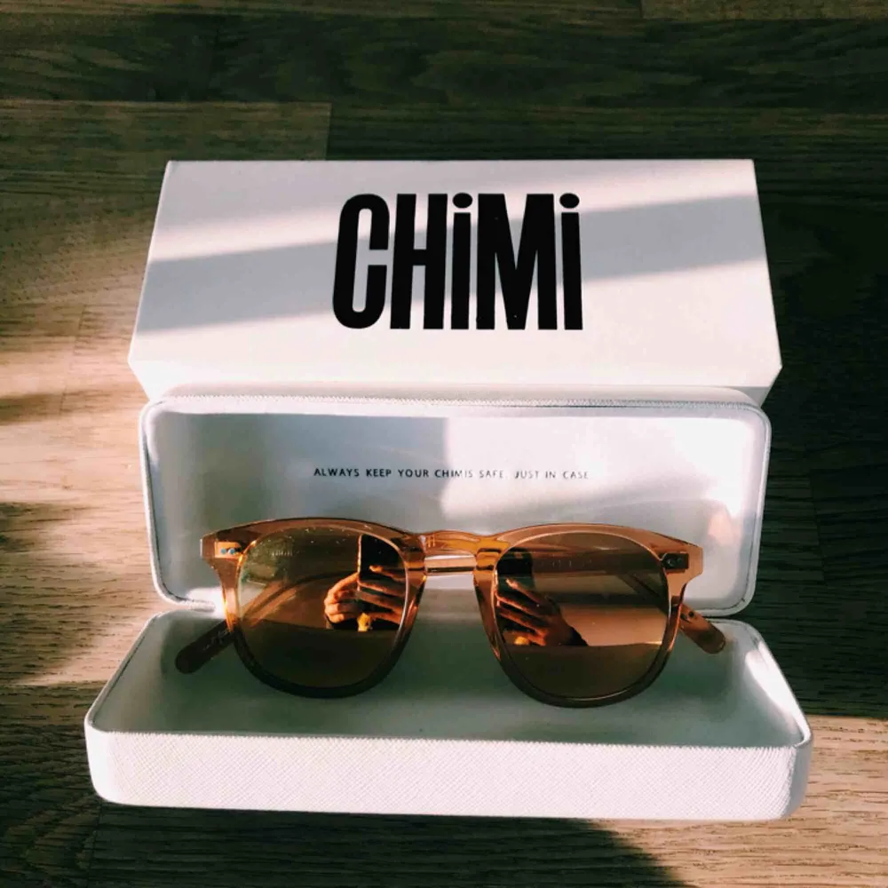 Solglasögon från CHIMI - Modell Peach #001 mirror.  Nypris: 899kr.  Inköpta år 2018 och använda endast en gång! Säljes för 500 kr. . Accessoarer.