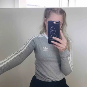 - Köpte denna för ungefär 1 år sedan i adidas store i stockholm, bara använd 2-3 gånger! as skönt material fortfarande, köparen står för frakt💕