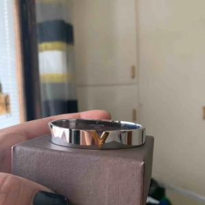 - Bangle i guld och vit (stain less steel hypoallergenic) oanvänd..box ingår och frifrakt. 150/st.  Oäkta !!!
