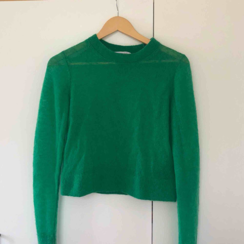 Jättefin grön tunt stickad tröja från & Other Stories. Nypris runt 500 kr. Är transparent, något croppad, i storlek S och i nyskick. . Stickat.