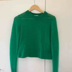 Jättefin grön tunt stickad tröja från & Other Stories. Nypris runt 500 kr. Är transparent, något croppad, i storlek S och i nyskick. 