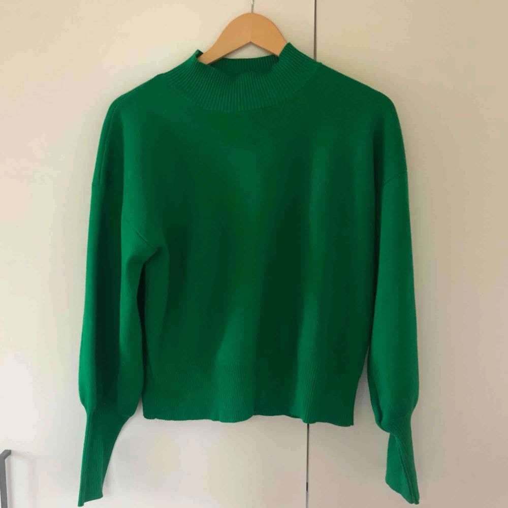 Superfin grön tröja från Lindex i storlek M. Väldigt fint skick. Köparen står för frakten. Tröjor & Koftor.