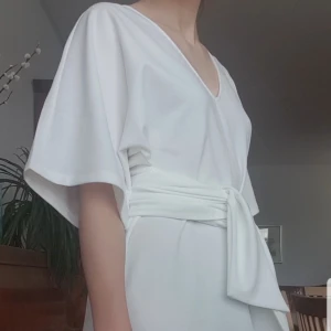  - Helt ny vit stilren klänning från make way med knytning i midjan. Perfekt till sommaren🌞 Köpt på Bubbleroom. Aldrig använd (endast för att prova). Säljer då den var för stor för mig. Kan mötas upp i Kalmar, annars står köpare för frakt🌸