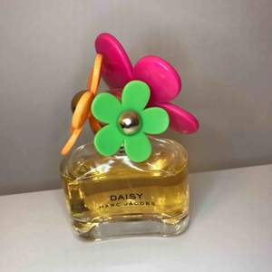 Marc Jacobs Daisy parfym använd ytterst lite! Originalpris 649kr