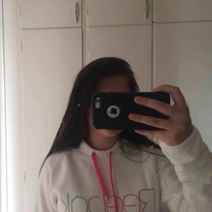  - Vit Reebok hoodie med färgdetaljer, stl L men är väldigt liten för att vara L så funkar också som M