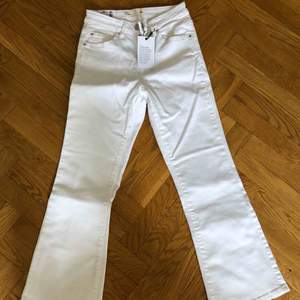 Vita tajta utsvängda jeans från Cubus som är ankelkorta. Aldrig använda, alla lappar sitter kvar. Strl S. Nypris 399 kr. Priset är exklusive porto. 