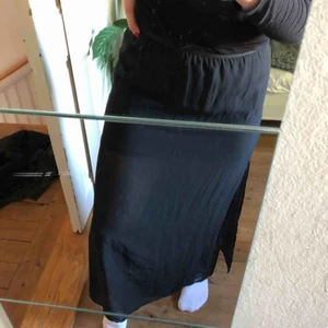  - Svart lång kjol, likadan modell som den blåa jag lagt upp. Fraktkostnad tillkommer.