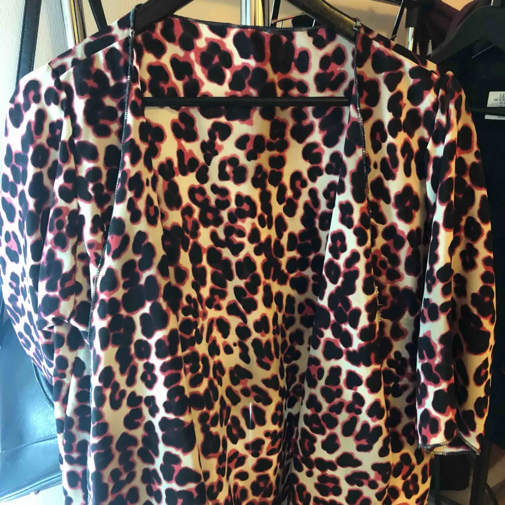 Silk kimono  Great for summer🌸 Size: small/medium  Color: leopard print, black/pink/white| used once|great condition🤩. Tröjor & Koftor.