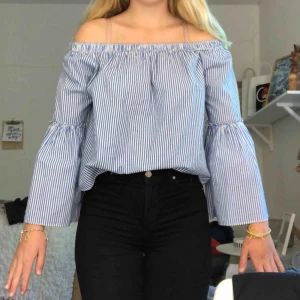  - Jättefin randig blus med en slits i ryggen som knappt är använd. Köpt för 199kr🥰🥰 