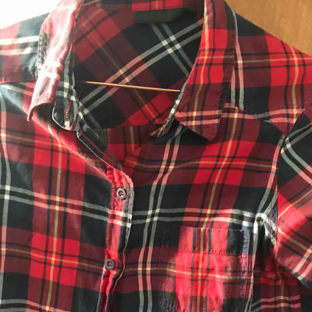 Rödrutig lumberjack skjorta, kan mötas upp i gbg annars betalar köparen frakt. Skjortor.