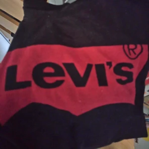  - Svart Levis t-shirt. Använd en gång, då jag fick den i födelsedagspresent men den är inte riktigt min stil. Fotot ser lila ut, så hör av dig för fler bilder om du undrar något. Fraktar eller möts upp i stockholm. Fraktar helst så jag kommer att ha svårt att få tid att mötas upp framöver. Jag bjuder på frakten. 