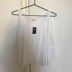  - Aldrig använd fin topp/tunika från Hollister!prislapp kvar. Pris kan alltid diskuteras  FRAKT INGÅR