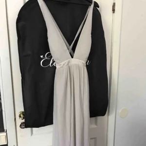  - Superfin lång grå balklänning med sidenband och knytning där ban, säljes pga för stor för mig:( 