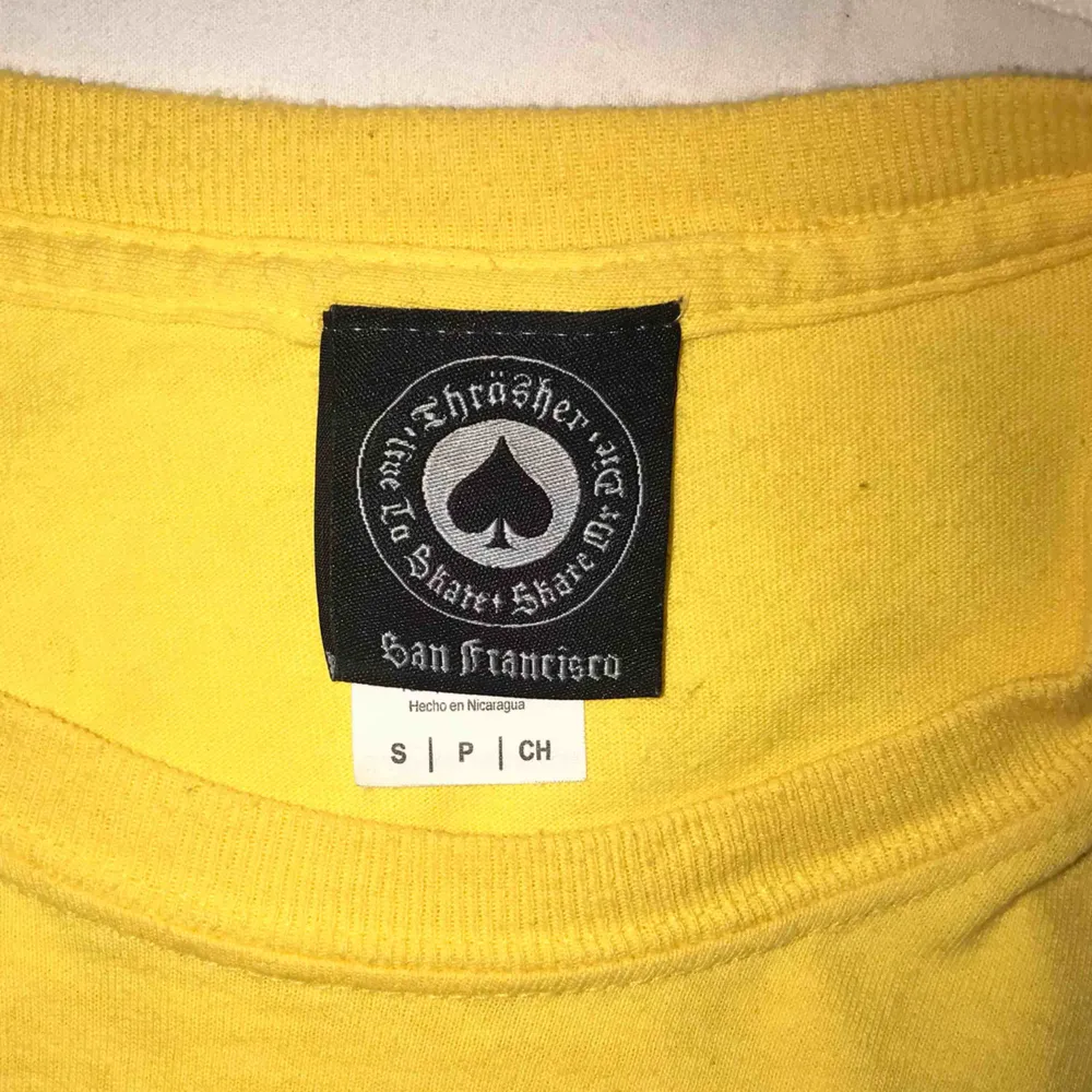 Gul Thrasher T-shirt i skön modell som är knappt använd.  Frakt ingår i priset 😊 Nypris låg runt 400kr. T-shirts.