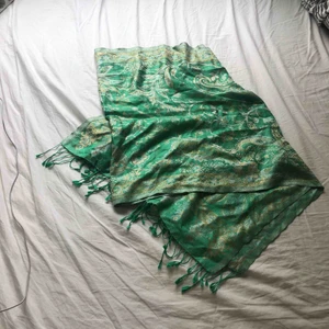  - Supermjuk sjal, funkar runt halsen eller runt axlarna eller på stranden 