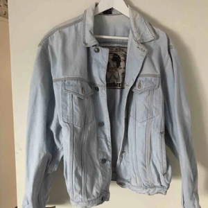 Vintage jeansjacka, Coockers storlek M - Köptes i vintagebutik så använd tidigare, men ej av mig. Väldigt fint skick. Otroligt fin, unik unisex jeansjacka från Coockers med oerhört fint tryck i satin på insidan. Storleken är skriven som M, men jag själv har oftast M på jackor och på mig är den oversize. 