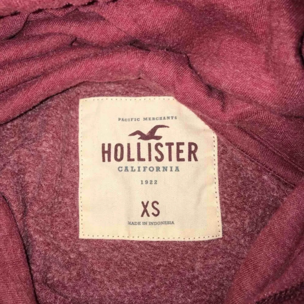 Hoodie från Hollister i storlek XS, passar även S/M beroende på hur man vill att den ska sitta. Nypris - 499kr. Väldigt fint skick, använd ett fåtal gånger! . Hoodies.