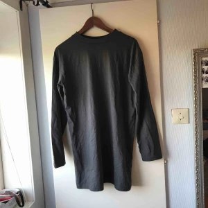  - En skit snygg grå långärmad tshirt klänning ifrån Missguided! Säljer pga att den tyvärr är för stor på mig och hann inte skicka tillbaka den! Jag står för frakten och tar emot swisch!💙