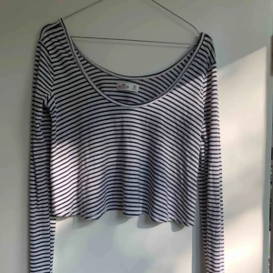  - Cool topp från Hollister som man kan variera hur man bär. Storlek XS. Säljes på grund av att den inte kommer till användning. Möts upp i Stockholm eller fraktas! 💘