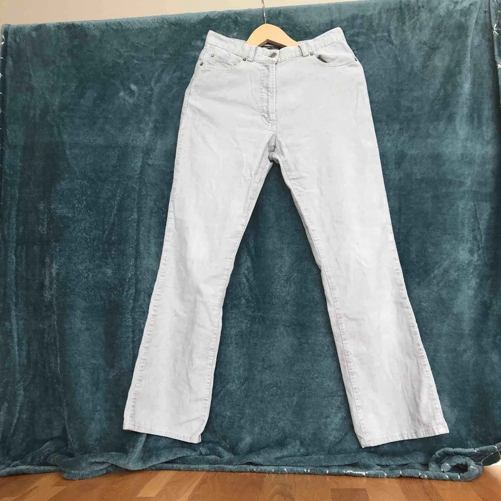 Ett par jättefina byxor inköpta second hand men som dessvärre ej passar mig! Från märket Hobbs som säljer lyxigare kläder! Corduroy mönster i ljusblå färg, lite slitage!. Jeans & Byxor.